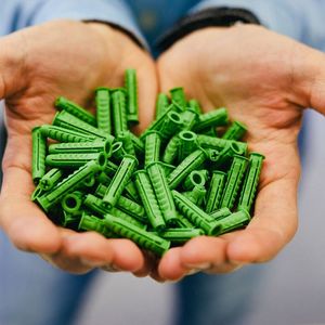 Ein weiteres Beispiel für die Nachhaltigkeitsbestrebungen der Fischerwerke, angetrieben vom Jubilar Prof. Klaus Fischer: Die Dübelserie Greenline! Diese Befestigungselemente sind nämlich ausschließlich aus nachwachsenden Rohstoffen hergestellt, wie man betont.(Bild:  Fischerwerke)