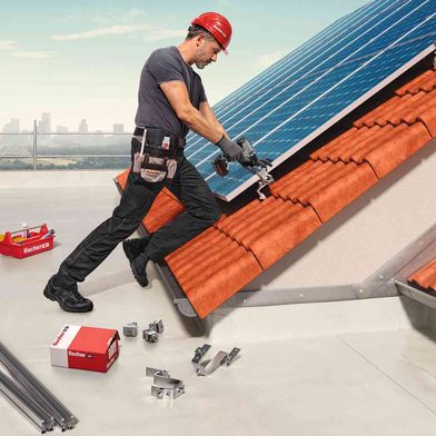 Solarsysteme von fischer sorgen für eine dauerhaft sichere Befestigung von PV-Modulen auf dem Dach. (Bild: fischer)