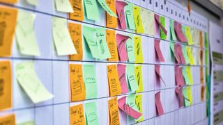 Weil eine digitale Transformation ein langwieriger Prozess ist, sollten Entscheider bei der Umsetzung flexibel bleiben. Eventuell müssen sie bereits festgelegte Schritte an Veränderungen, die sich während des Prozesses ergeben, anpassen.  (Bild: © festfotodesign – stock.adobe.com)