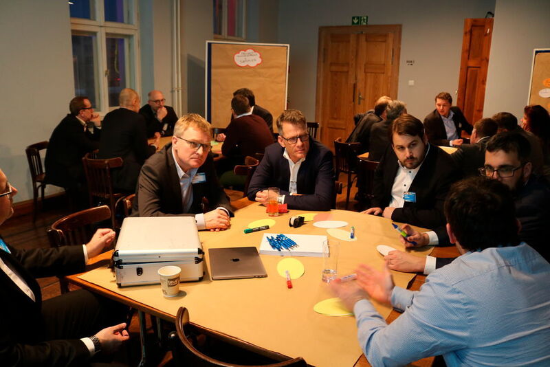 Reger Austausch beim Workshop Online Services: Die Teilnehmer entwickelten Ideen für die Zusammenarbeit mit EASY. (EASY Software AG)
