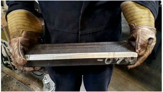 Die Blechfräsmaschine von Cevisa sorgt für gerade und spiegelglatte Schweißkanten. Die Platten sind sofort schweißbereit, eine weitere Bearbeitung ist nicht erforderlich. (Bild: Cevisa)