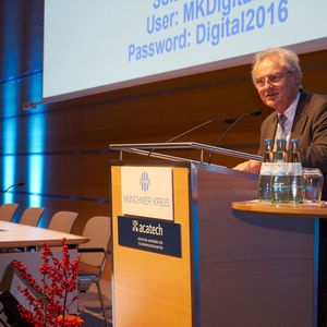 Prof. Dr. Henning Kagermann, Präsident von acatech, hieß die Konferenzteilnehmer willkommen. Er vertritt die Ansicht, dass sich bereits in den nächsten 3-4 Jahren zeigen wird, wer die Gewinner und die Verlierer der digitalen Revolution sind. (Bild:  Stefan Pielow / MÜNCHNER KREIS)