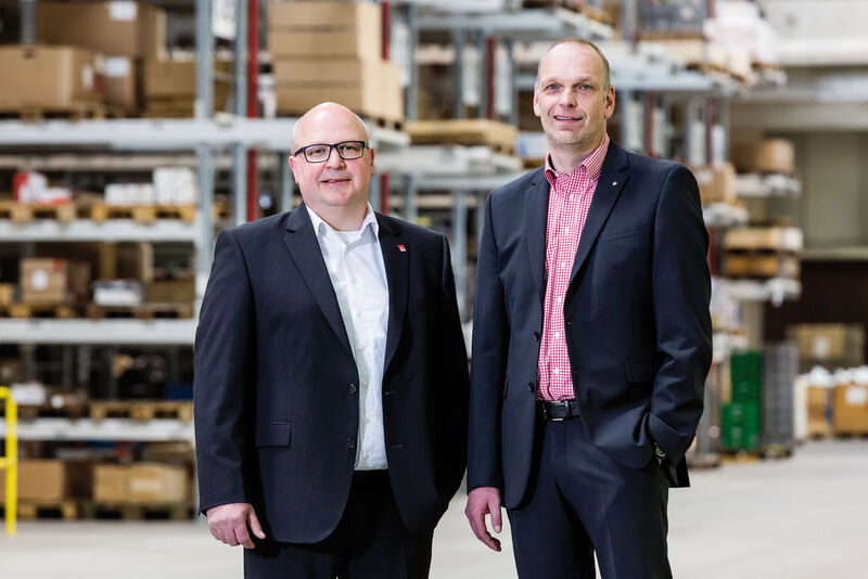 Elmar Dolle, zuständiger Gebietsverkaufsleiter bei Meta-Regalbau (links) und Volker Nielsen, Logistikleiter von Wollschläger freuen sich über das gelungene Projekt. (Bild: Meta)