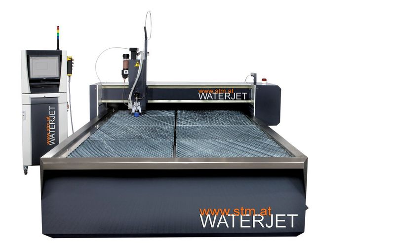 Eine 2D-Wasserstrahlschneid-Anlage von STM, die mit der Eckelmann-CNC E°EXC 66 arbeitet. (Bild: STM)