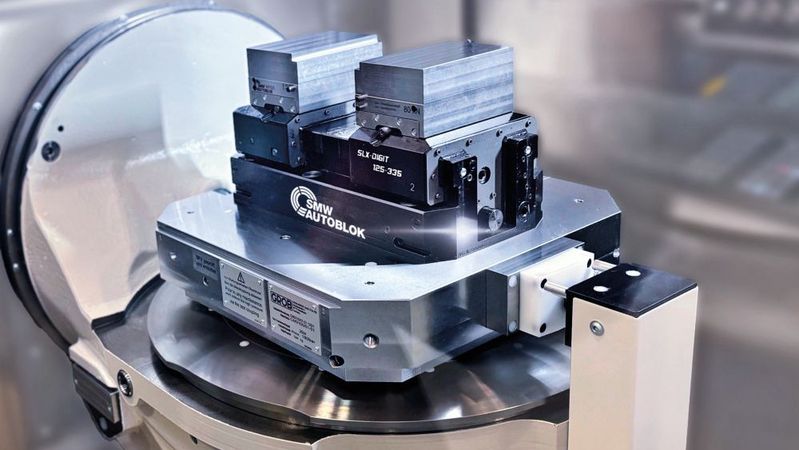 In der Werkstückbearbeitung ermöglicht der SLX digit eine hohe Variantenvielfalt mit wenigen Spannmittelwechseln. Die Backen können per Roboter gewechselt werden(Bild:  GROB-Werke)