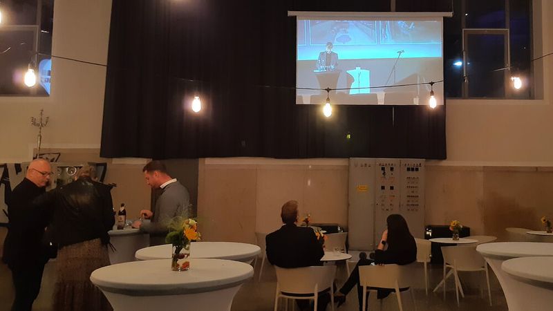 Außerdem gab es einen Stream, so dass auch die Gäste im „Maschinenhaus“ nebenan die Preisverleihung verfolgen konnten. (Simon/»kfz-betrieb«)
