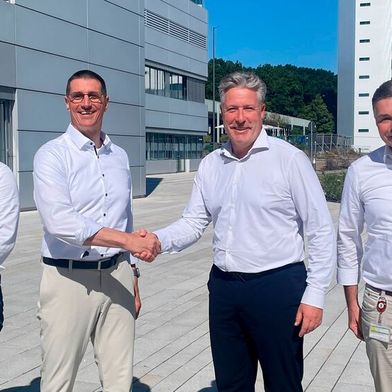 Andreas Lindemann, Geschäftsführer der Neura Mobile Robots (zweiter von rechts), schließt die Übernahme ab. Er und sein Managementteam haben umfassende Pläne für das fahrerlose Transportsystem von Bosch Rexroth. (Bild: Neura Robotics)