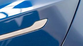 Versenkbare Türgriffe sind ein Hit bei Tesla-Modellen. Doch in China warnt man vor Funktionsmängeln. Deshalb müssen rund drei Millionen Teslas verschiedener Art in die Werkstatt. Leider ist das derzeit nicht der einzige Makel, den Peking kritisiert ... (Bild: Tesla)