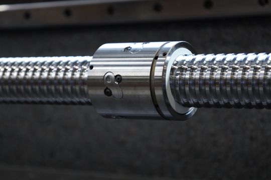 Einzelumlenkstück von außen: Einzelumlenkungen sind kompakter und einfacher aufgebaut, Gesamtumlenkungen präziser und ruhiger bei hohen Lasten.(Bild:  Kammerer Gewindetechnik)