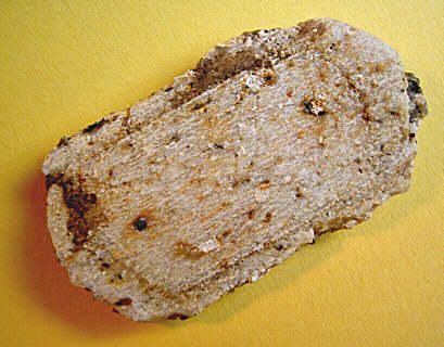 Feldspat Risikoklasse: niedrig Einsatzfelder: Keramik, Glas, als Glasur als Füllstoff, in Seifen oder Scheuermitteln eingesetzt Preisentwicklung: Der Preis liegt konstant bei um die 75 US-Dollar Substitutionsmöglichkeiten: Feldspat kann in einigen Anwendungen durch Soda, Baryt oder feldspatreichen Gestein ersetzt werden Zukunftsrelevanz: niedrig Politisches Risiko: niedrig (Bild:Walter J. Pilsak unter CC-BY-SA 3.0 Lizenz, wikicommons)