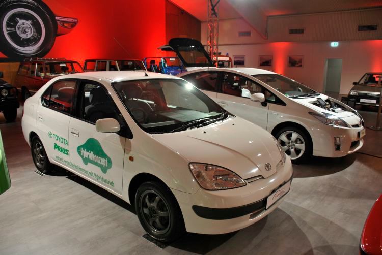 Meilenstein Hybrid: Der Prius steht stellvertretend für die hohe Innovationskraft des Unternehmens – links das Ur-, rechts ein relativ aktuelles Modell. (Bild: Dominsky)