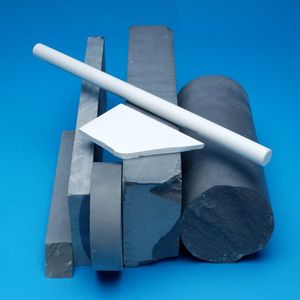 Die Festkeramik wird abgestimmt auf den Einsatz in Produktentwicklung, Forschung und Musterbau in kleinen Mengen in Form von Platten, Vierkantstangen, Rundstäben und Scheiben geliefert.