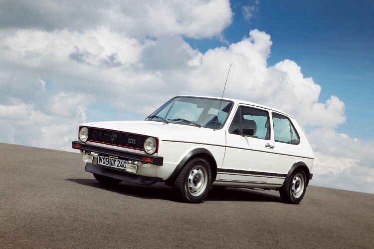 1976 erschien der Golf GTI (GTI = Grand Tourisme Injection) mit dem 110 PS (81 kW) starken Motor des Audi 80 GTE. Als Sonderserie mit 5.000 Exemplaren geplant, übertraf die Nachfrage alle Erwartungen: Bereits im ersten im Jahr 1977 wurden allein in Deutschland 21.836 Wagen zugelassen. (Foto: Volkswagen)