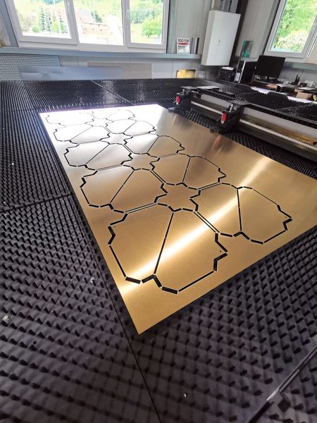 Zur exakten Platzierung der 70 mal 70 Zentimeter großen Metallschindeln –  insbesondere der Lochschindeln für die Lüftungsgitter – erstellte der Bauleiter zunächst das Aufmaß. Sperber übertrug die Daten in BricsCad. Dann übernahm Stine Klosa, Auszubildende zur Klempnerin, die Programmierung des Euromac-Bearbeitungszentrums mit der Schachtelsoftware Lantek Expert.  (Bild: Sperber Klempner)