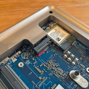 Unter der M.2-2280-SSD sitzt das Wi-Fi-6E-Modul mit Mediatek-MT7922-Chip. (Bild:  Vogel IT-Medien)