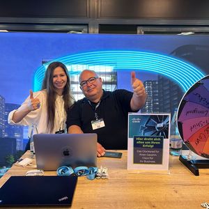 Eine Herstellerausstellung war ebenfalls Teil der Veranstaltung; hier am Cisco-Stand mit Natalia Artysiewicz (Cisco) und Martin Rasche (Westcon-Comstor)(Bild:  Vogel IT-Medien)