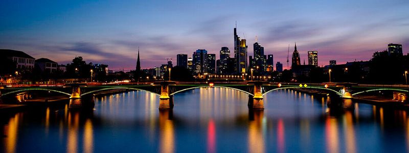 Frankfurt am Main gilt noch als die europäische Datacenter-Hauptstadt; doch drohen Energie-Engpässe und Diskussionen um Umweltauflagen lassen alle im Unklaren und manch gute Ansätze stecken fest. Autor Harald Lutz hat sich beim Energiereferat der Stadt erkundigt, welche Initiativen Zukunft haben. Frankfurt am Main gilt noch als die europäische Datacenter-Hauptstadt; doch drohen Energie-Engpässe und Diskussionen um Umweltauflagen lassen alle im Unklaren und manch gute Ansätze stecken fest. Autor Harald Lutz hat sich beim Energiereferat der Stadt erkundigt, welche Initiativen Zukunft haben.