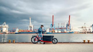 Mit dem Packster 70 von Riese & Müller kann auch mal einen kurzen Zwischenstopp am Hamburger Hafen einlegen. (Bild: Lars Schneider/Riese & Müller)