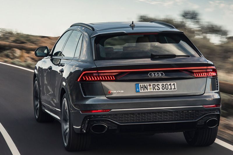 Das Heck wurde ebenfalls überarbeitet: Markante Spoiler und dicke Endrohre. (Audi)
