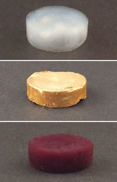 Ein Schaum aus Proteinfäden (amyloiden Fibrillen) ohne Gold (oben), mit Gold-Mikropartikeln (Mitte) und Gold-Nanopartikeln (unten). (Bild: Nyström G et al. Advanced Materials 2015)
