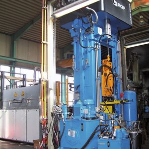 Bild 1: Die neu konzipierte Schmiedelinie ist ganz auf die werkstoff- und fertigungstechnischen Anforderungen von Magnesiumlegierungen abgestimmt und auf energieeffiziente Fertigung ausgerichtet.