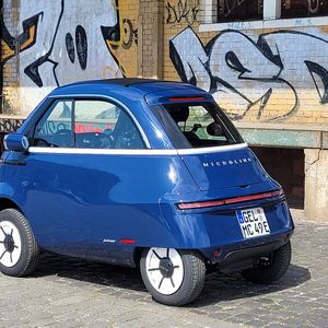 Künftig ist das Retro-Elektromobil auch in Deutschland erhältlich.(Bild:  Wehner - Vogel Communication Group)