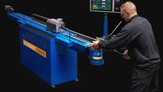 Viele manuelle Einstellmöglichkeiten und eine CNC machen die Rohrbiegemaschine Evbend flexibel einsetzbar. (Bild: Unison)