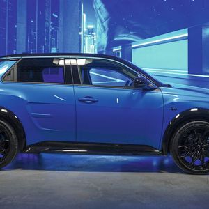 Die Ähnlichkeit mit dem künftigen Renault R5 ist deutlich, der „Alpine-Swosh“ an den Hecktüren typisch.(Bild:  Renault)