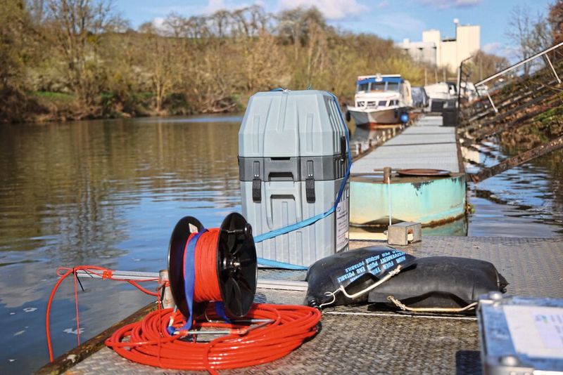 Eine typische Messtelle entlang des Neckars. Hier wird kontinuierlich mit einer Sonde die Fluoreszenz (Amidorhodamin-G-Konzentration) bestimmt sowie Stunden-Mischproben für die Tritiumanalyse genommen. Insgesamt sind acht Messtellen vom AKW bis zur Mündung des Neckars in den Rhein aufgebaut. (Bild: M. Labadz, BfG)