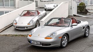 Die erste Generation Boxster. Dahinter die Boxster-Studie sowie ein Typ 550 Spyder. (Bild: Porsche AG)