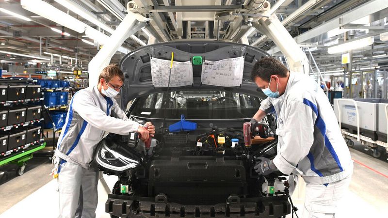 Die E-Autoproduktion stockt und hält nicht mit der Nachfrage mit. Die E-Autoproduktion stockt und hält nicht mit der Nachfrage mit.