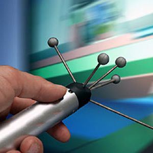 Bild 2: „Fliegendes“ Eingabegerät mit optischen Markern: Die reale Position des Eingabegerätes wird auf eine graphische Repräsentation, dem Cursor, übertragen. Mit dessen Hilfe können Objekte selektiert, verschoben und orientiert werden.