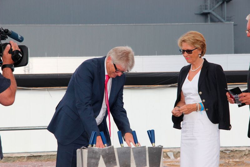 ...unter den Augen seiner Ehefrau Debora Loh im Grundstein. (Bild: Reinhold Schäfer)