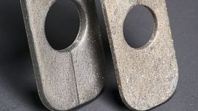Links: Spritzgegossener Prüfkörper mit herkömmlichen plättchenförmigen Metalleffektpigmenten. Rechts: Spritzgegossener Prüfkörper mit neuartigen tetraederförmigen Pigmentpartikeln. (Bild: Fraunhofer-Institut IAP, Jadwiga Galties)