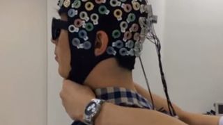 Wissenschaftler können ein Exoskelett über Hirnströme steuern. Zum Einsatz kommt ein sogenanntes Brain Computer Interface. (Bild: Korea University / TU Berlin)