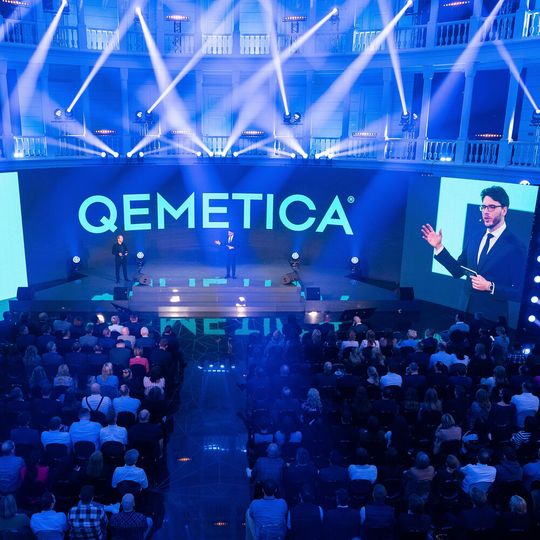 Kamil Majczak, Vorstandsvorsitzender von Ciech, verkündete bei einer weltweit übertragenen Live-Veranstaltung in Warschau die Umfirmierung des Unternehmens zu Qemetica.(Bild:  Qemetica)