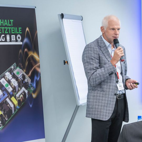 Viele interessante Vorträge bietet der Schaltnetzteiletag 2022: Hermann Püthe von inpotron etwa spricht über die Zuverlässigkeit von Netzteilen und vergleicht MTBF und Lebensdauer. (Bild:  Stefan Bausewein)