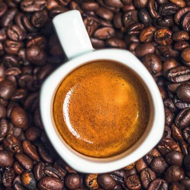 La plupart des gens connaissent la caféine grâce au café, mais on la trouve également dans le thé noir et le chocolat. Cet article de synthèse révèle ce qui caractérise cette molécule stimulante. (Image illustrative) (Image :sous licence libre, Sahand Hoseini)