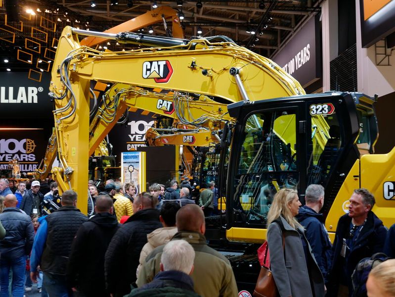 Caterpillar und Zeppelin zeigten auf der Bauma, dass Gebrauchtmaschinen von Fachleuten geprüft mit Garantie ein weiteres Maschinenleben beginnen können. Das Programm läuft unter dem Namen „Cat Certified Used“. Das Unternehmen brachte als Beispiel einen gebrauchten Radlader 950 und einen Kettenbagger 323 mit nach München.  (Bild: Sandro Kipar/VCG)