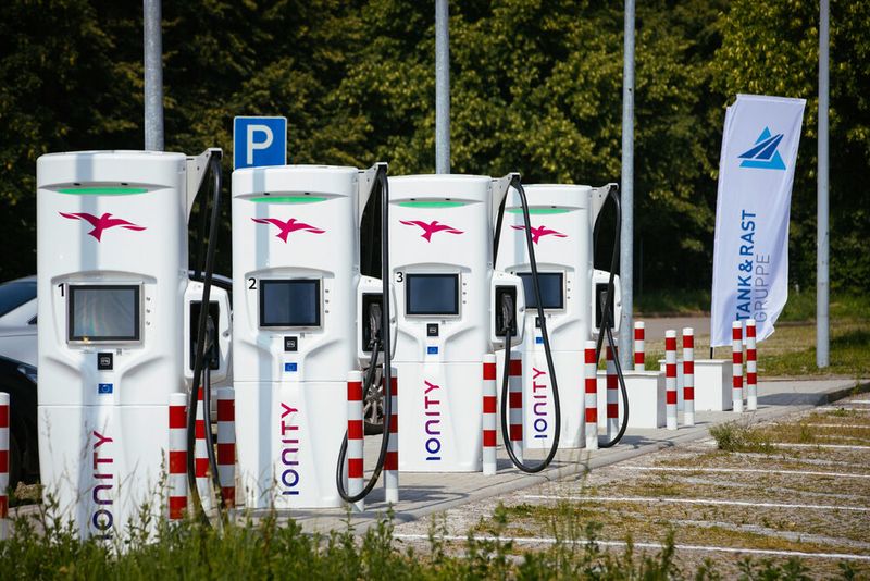 Mit der Verschärfung der Klimaschutzziele braucht es klare Regeln für den Ausbau des Netzes an Stromladesäulen, fordert der europäische Autoherstellerverband Acea.(Bild:  Oliver Killig/Ionity)