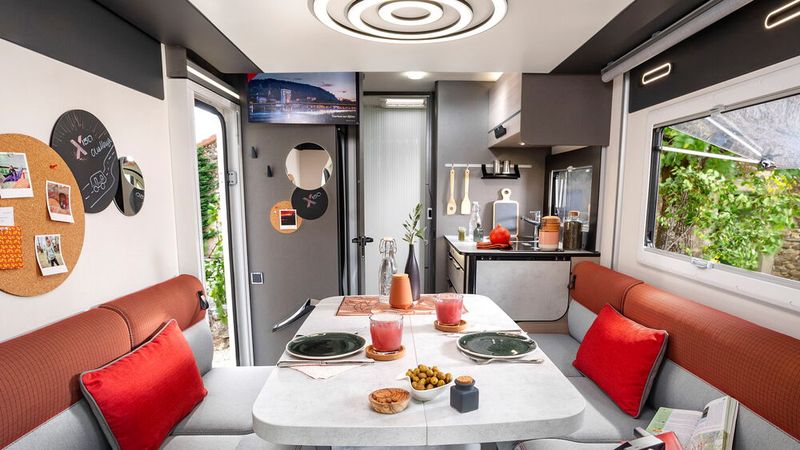 Direkt neben der Sitzgruppe befinden sich Eingang und Küche. (Bild: Challenger)