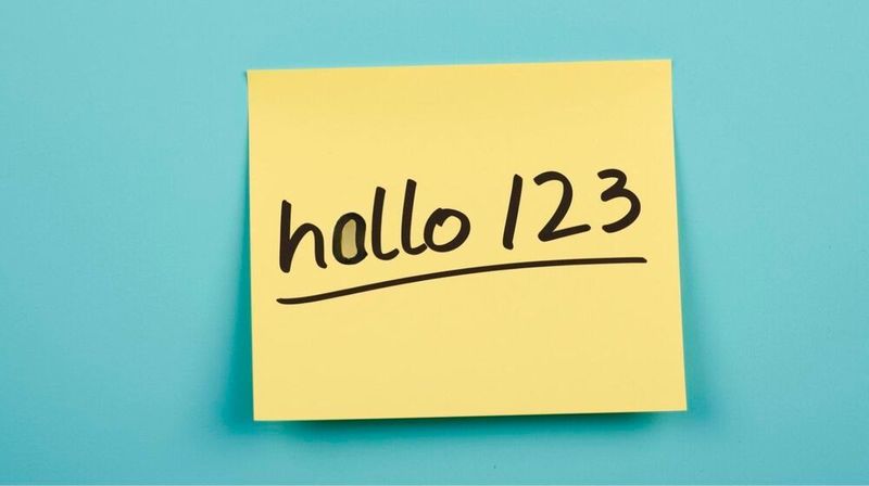 Wahnsinnig kreativ ebenso das Passwort „hallo123“ auf Platz 5. (Bild: Canva / KI-generiert)