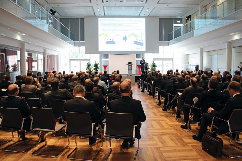 Über 200 Teilnehmer fanden sich zum ersten Innovationsdialog der Zukunftsallianz Maschinenbau im Miele Forum zusammen – ein deutliches Zeichen für das Interesse am Thema Industrie 4.0. (Bild: Horn)