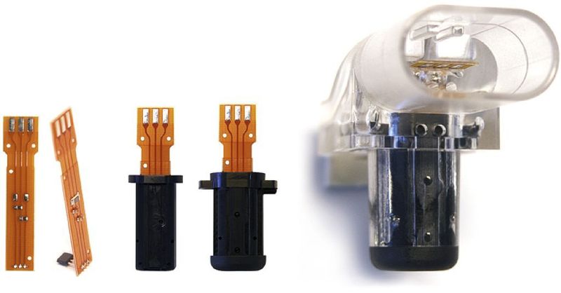 Bild 1: Mehrstufiges mediendichtes Umspritzen elektronischer Bauelemente, dessen Weiter- entwicklung nun in einem einstufigen Verfahren vorangetrieben worden ist.  (Bild: Huonker)