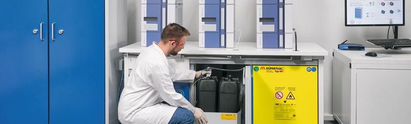 Kanistertausch – hier von einer HPLC-Anlage – ist ein sicherheitsrelevanter Schritt beim Umgang mit Lösemitteln.
