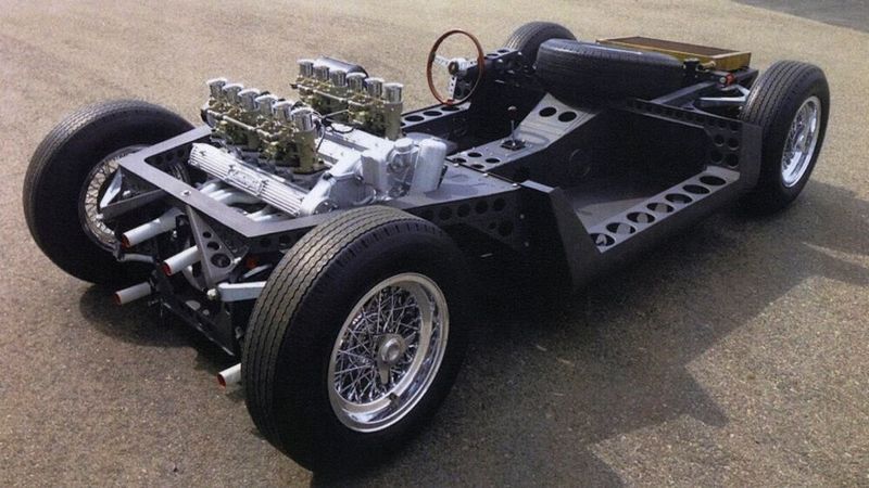 Der Motor lieferte ursprünglich eine Leistung von 257 kW (350 PS) aus knapp vier Litern Hubraum und machen die Miura 274 km/h schnell. 1968 wurde eine leistungsgesteigerte Version mit 272 kW (370 PS) vorgestellt. 1971 erschien schließlich der Miura SV. Mit nun 283 kW (385 PS) und einer Höchstgeschwindigkeit – je nach Quelle – von bis zu 295 km/h verfehlte er nur knapp die 300-km/h-Marke. Für die Beschleunigung von 0 auf 100 km/h benötigte er 5,5 Sekunden. (Bild: Lamborghini)