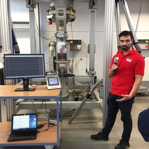 Im neuen Technikum konnten die Gäste an drei Experimenten die Wirkungen von Befüllproblemen hautnah erleben.(Bild:  Brabender Technologie)