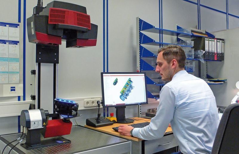 Mit der Streifenlichtmessung schließt Weiss den Kreis der digitalen Produktentstehung: von der CAD-Zeichnung über das einbaufertige Kunststoff-Spritzgussteil bis zurück zum CAD-Datensatz. (Weiss Kunststofftechnik)