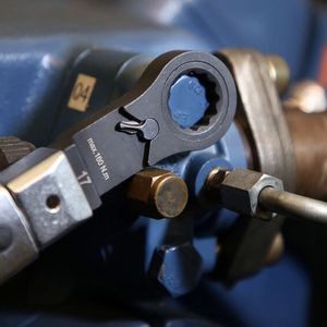 Die flachen Ringratschen-Einsätze von Stahlwille mit 72-Zahn-Mechanismus und 5 Grad Arbeitswinkel ermöglichen das Arbeiten in engen Bereichen. (Bild:  Stahlwille)