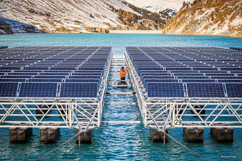 Installation der Floating-PV-Anlage auf dem Schweizer Bergsee  (Romande Energie)